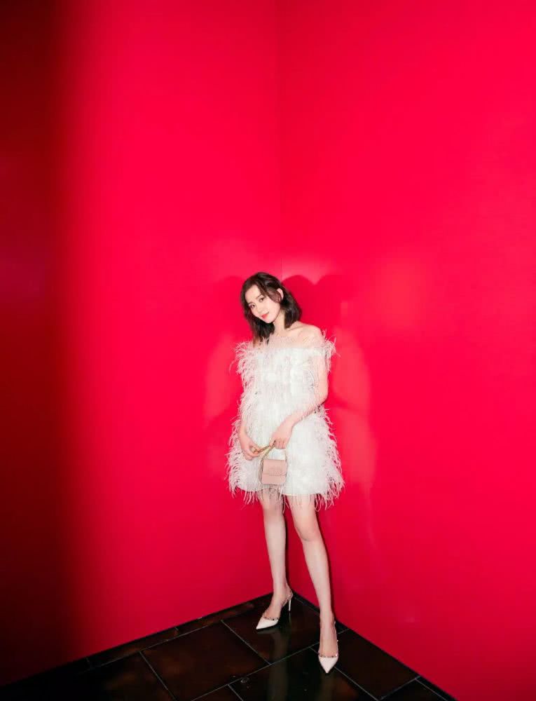 气质美女刘诗诗合影杀手又开始了，最新造型白色鱼尾裙明艳动人