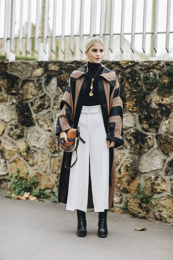 欧美街拍 秋冬穿大衣都不会选择这4种内搭，显臃肿还缺气质