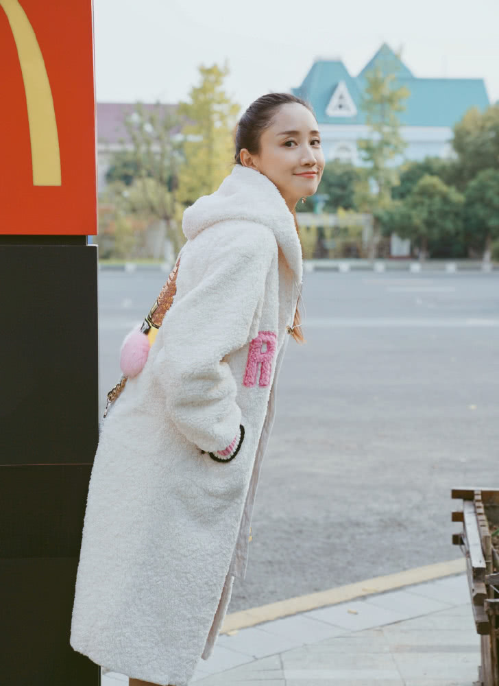 陈彦妃白色羊羔毛大衣清新甜美,扎高马尾俏皮阳光