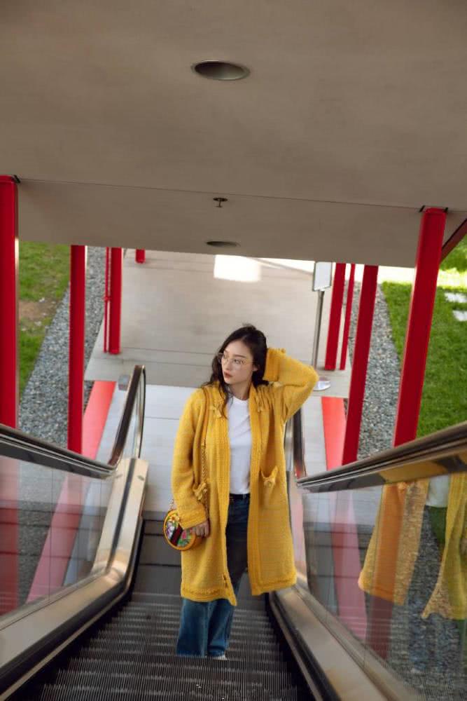 倪妮示范秋冬休闲风格搭配,简约时尚风格多变还有温暖感