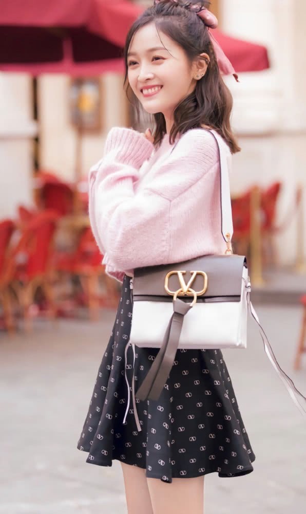 吴宣仪晒“男友视角”私服照，穿粉色针织衫也太甜了吧