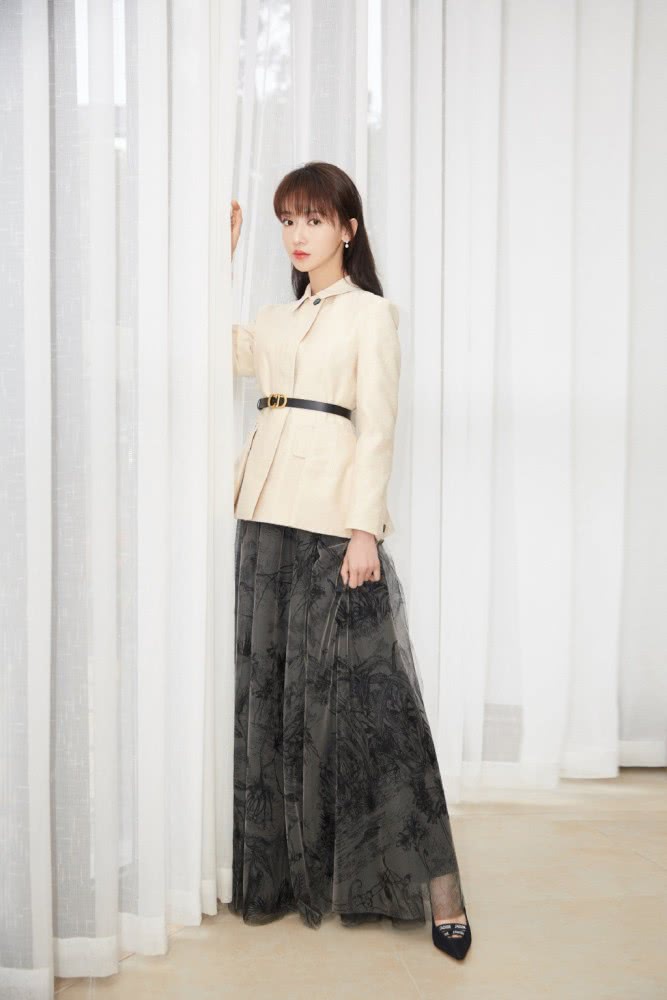 吴谨言小粉裙拼接白纱，穿得娇嫩似公主，配9千9的鞋更性感了