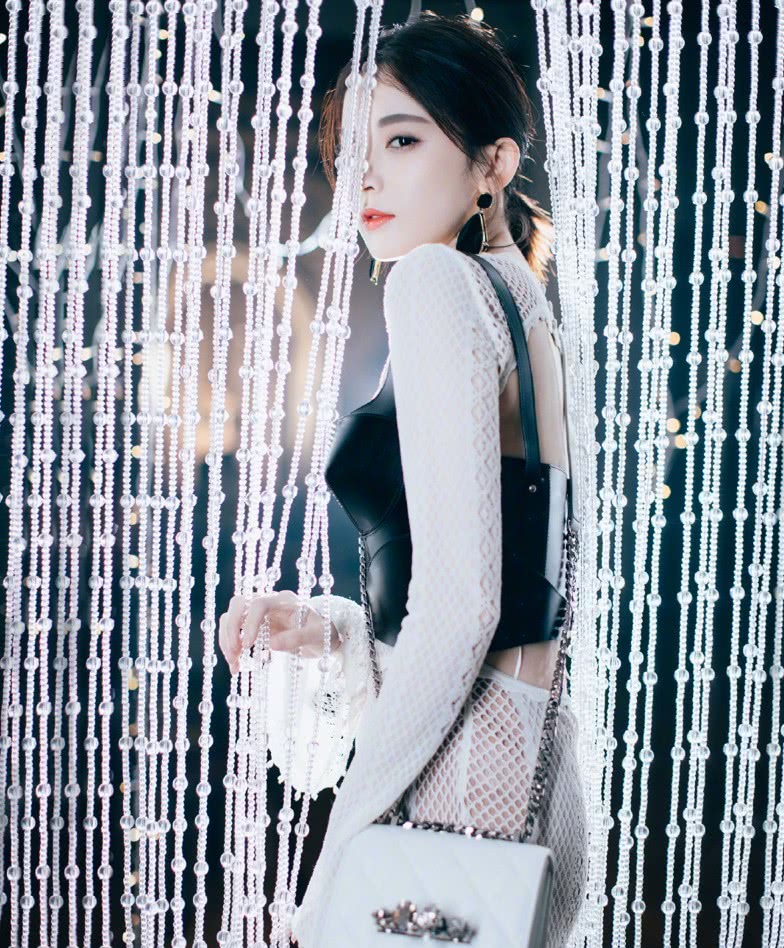 异域风情美女娜扎第一次穿金丝裙就搭出了凹凸感,一般人做不到