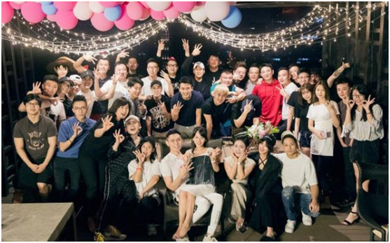 “神秘”富二代，凭借大1岁妻子迅速走红，多次“抢”王思聪c位