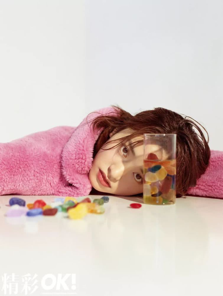 沈月拍摄时尚大片，化身元气少女