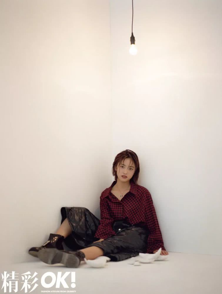 沈月拍摄时尚大片，化身元气少女