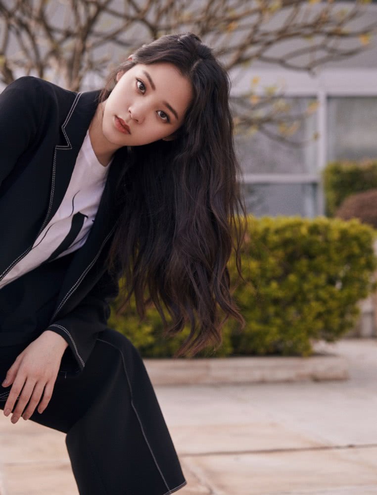 美女小花欧阳娜娜穿白色T恤配西装长裤太惊艳，气场炸裂一点不像19岁