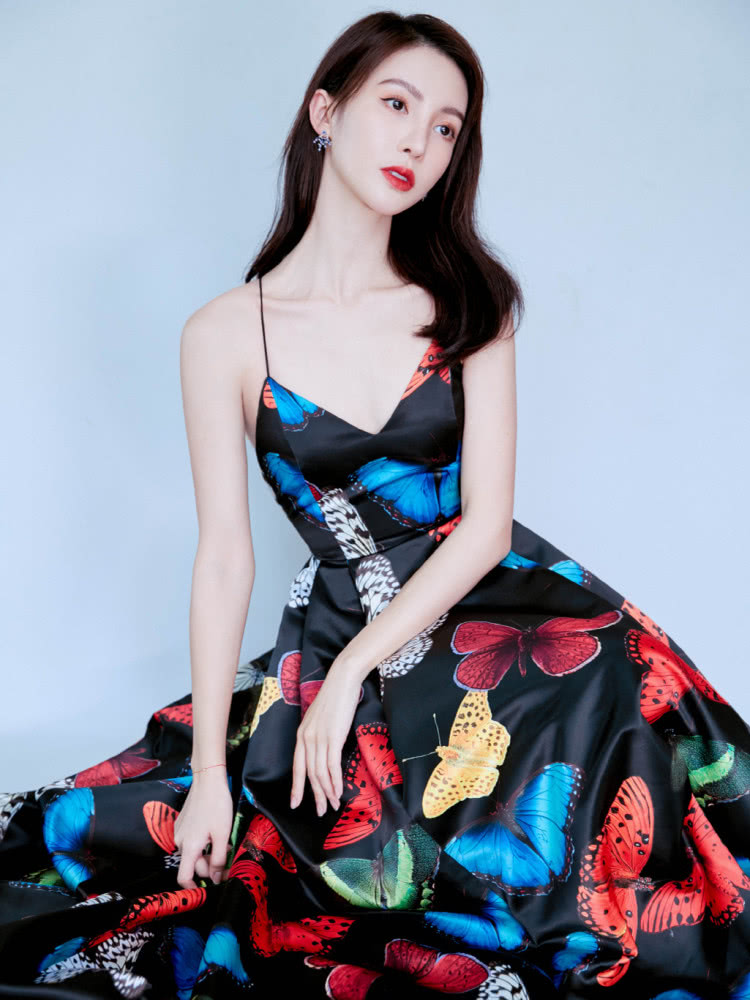 BABY和金晨这两位大美女同穿印花吊带裙,辣妈和少女的区别!