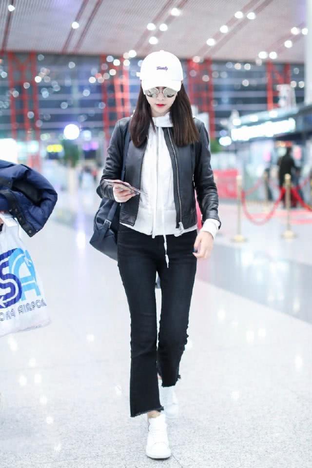 美女沈梦辰穿粉色毛衣搭高腰牛仔裤,身材比例太惊艳