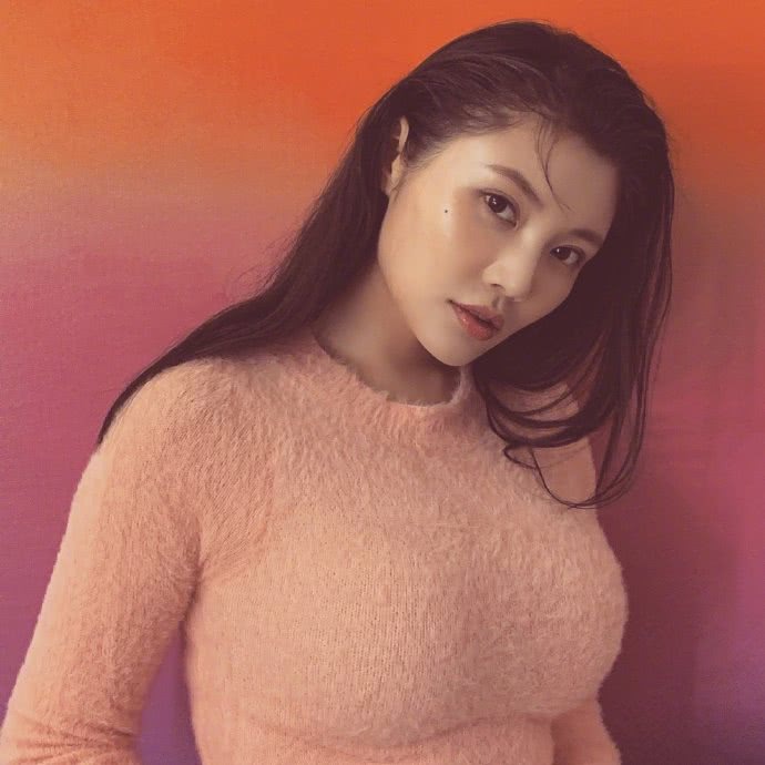 性感美女徐冬冬一袭深V裙太敢穿,微胖女孩果然才是真的极品