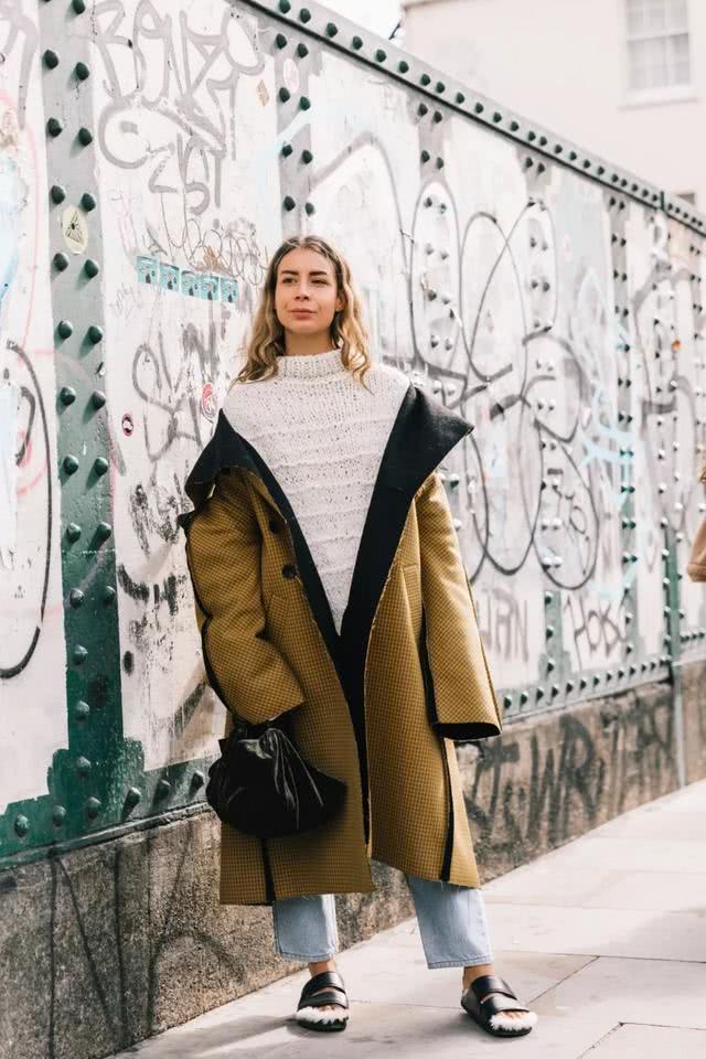 欧美街拍:牛仔阔腿裤与大毛衣组个CP,好看还能悄悄显高