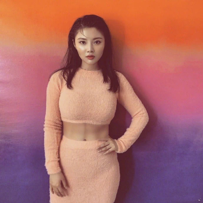 性感美女徐冬冬一袭深V裙太敢穿,微胖女孩果然才是真的极品