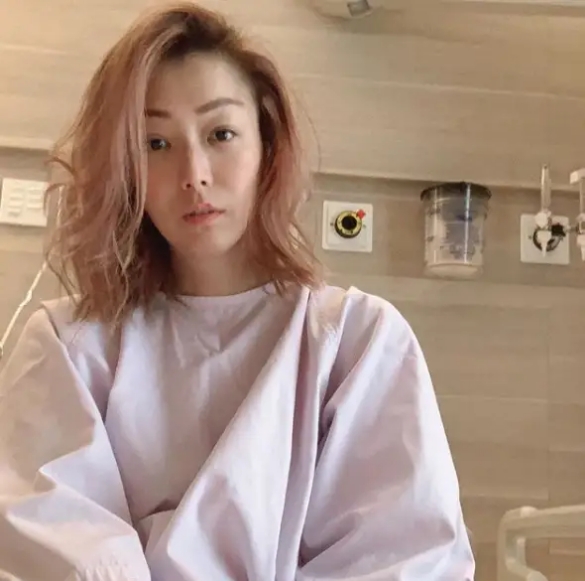 47岁郑秀文胃部不适惊住院，面部凹陷瘦到认不出，网友：太心疼