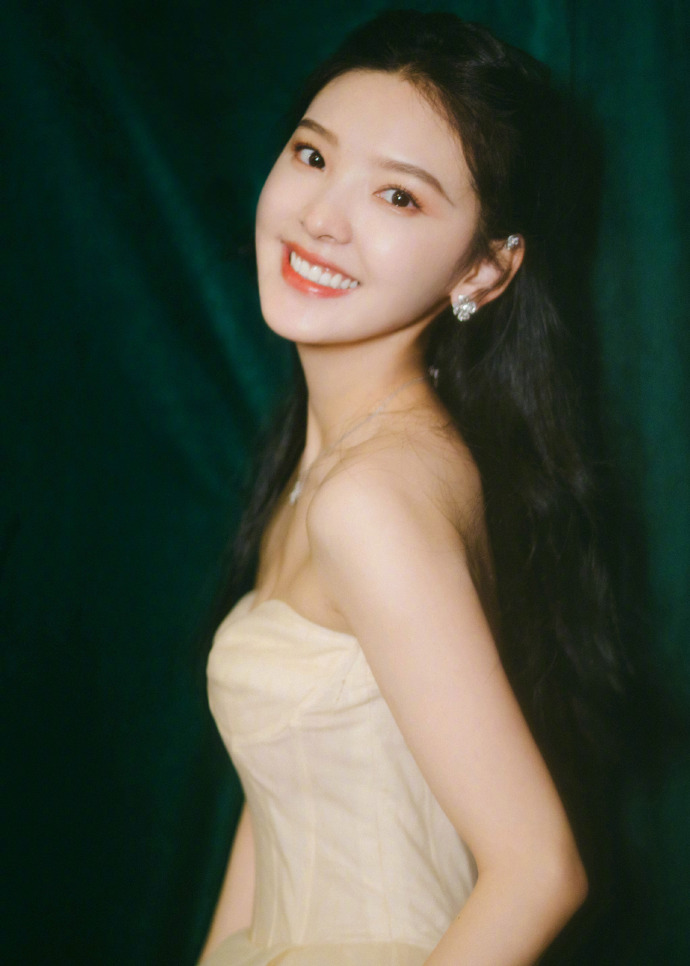 章若楠穿抹胸薄纱礼裙,甜美仙气十足