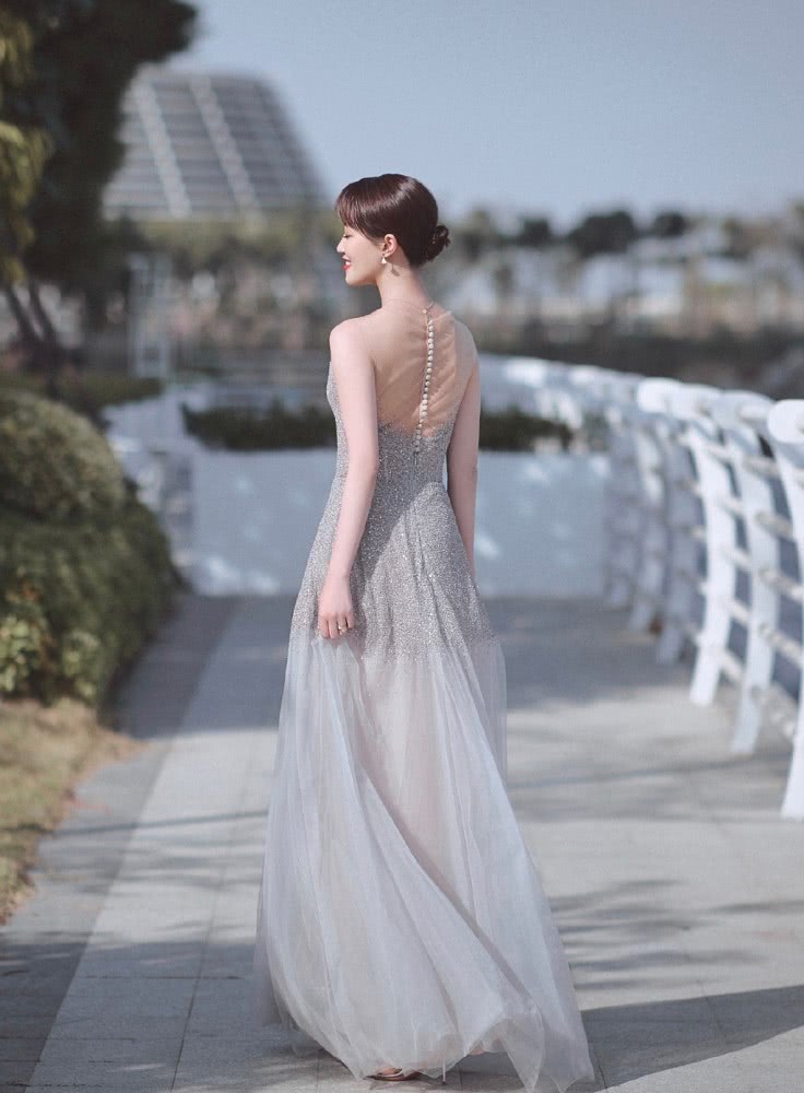 蓝盈莹穿亮片轻纱裙仙气逼人,太美丽