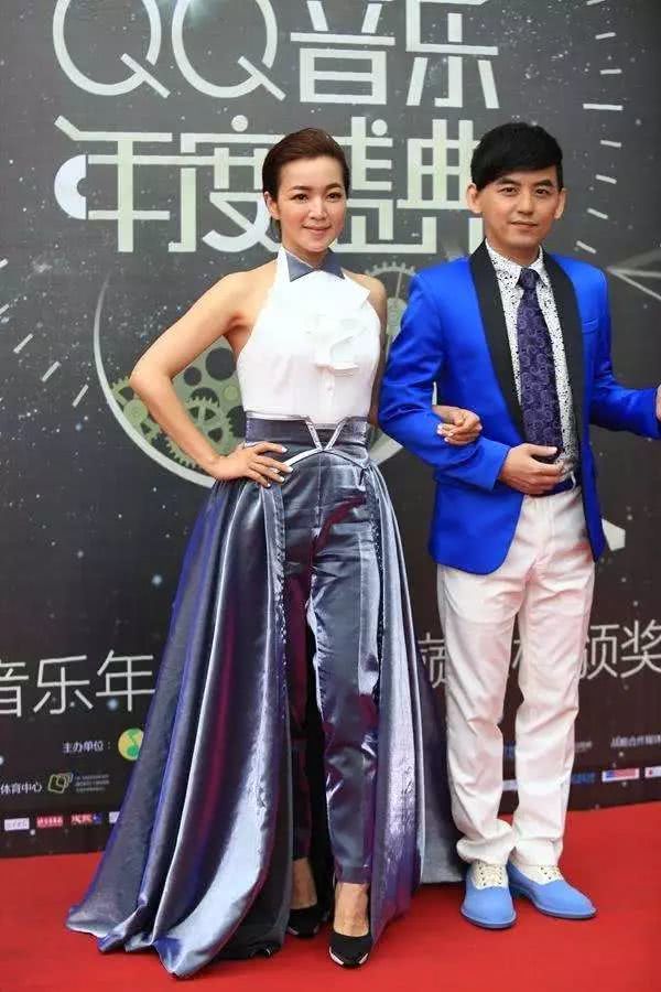 许久未见阿雅,惬意休闲装享受自然,41岁更具韵味