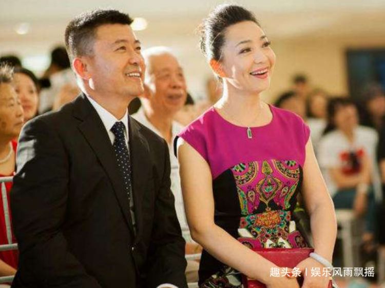 曾是80后童年“阴影”,与自己的老师结婚,今57岁被丈夫独宠32年