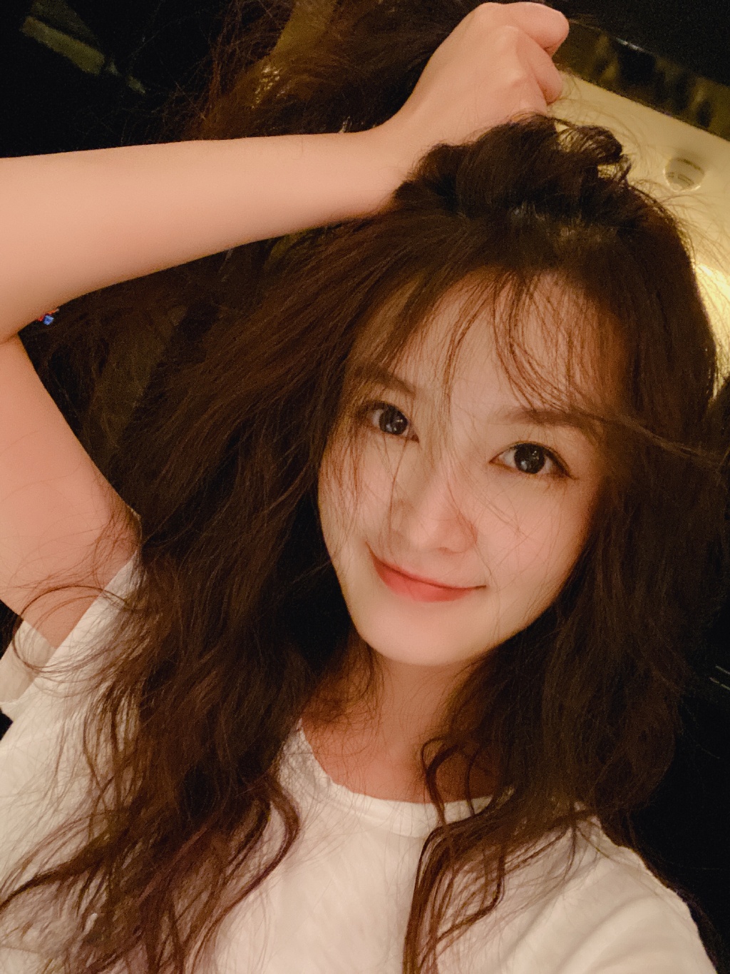 清纯元气美女明星李沁俏皮私服自拍照图片