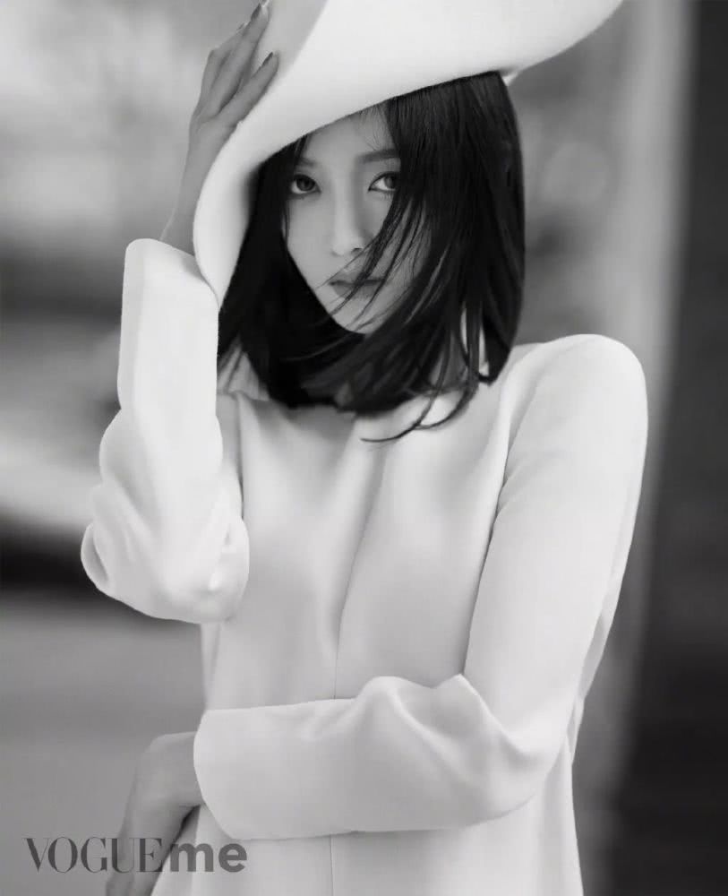 “一颦一笑都是沙尘暴”,穿什么都没气质的吴宣仪才是吃土女孩