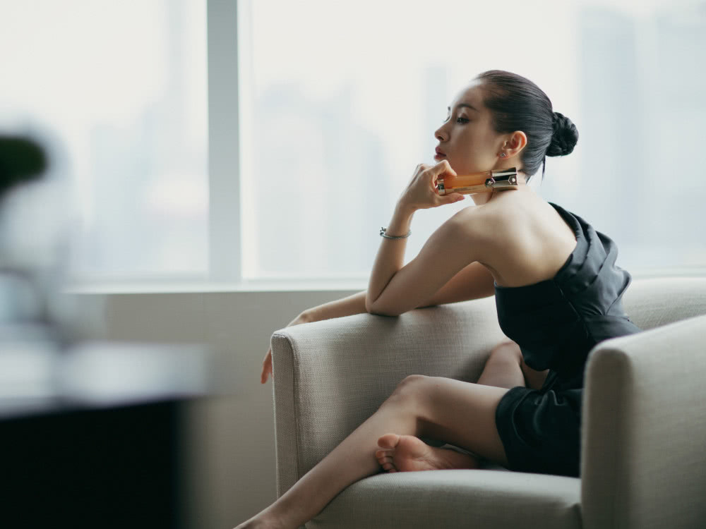 美女明星王子文光脚拍大片,穿黑色斜肩礼服身材也太性感了吧