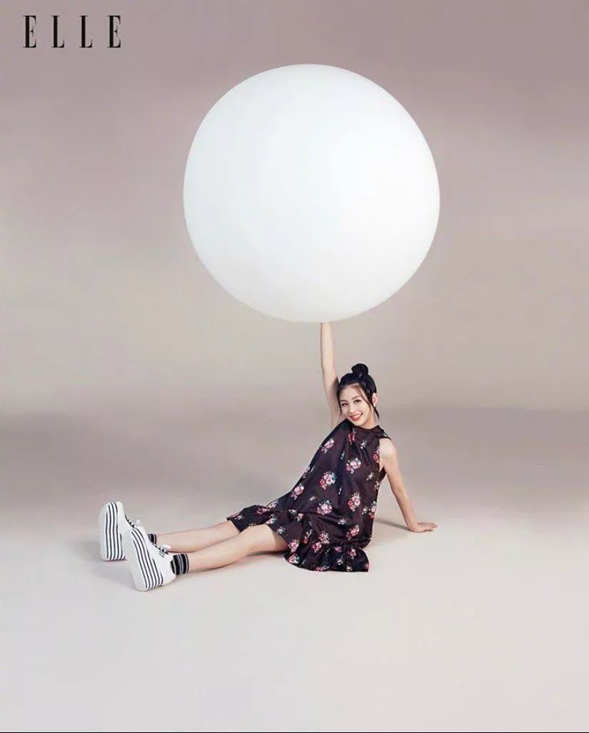 比妈妈还美？邱淑贞女儿沈月首登封 简约造型甜笑超灵动