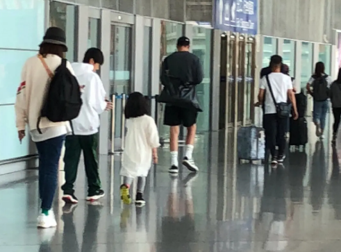 张亮发文疑点重重,偶遇的新欢正是寇静,自曝离婚是何意?