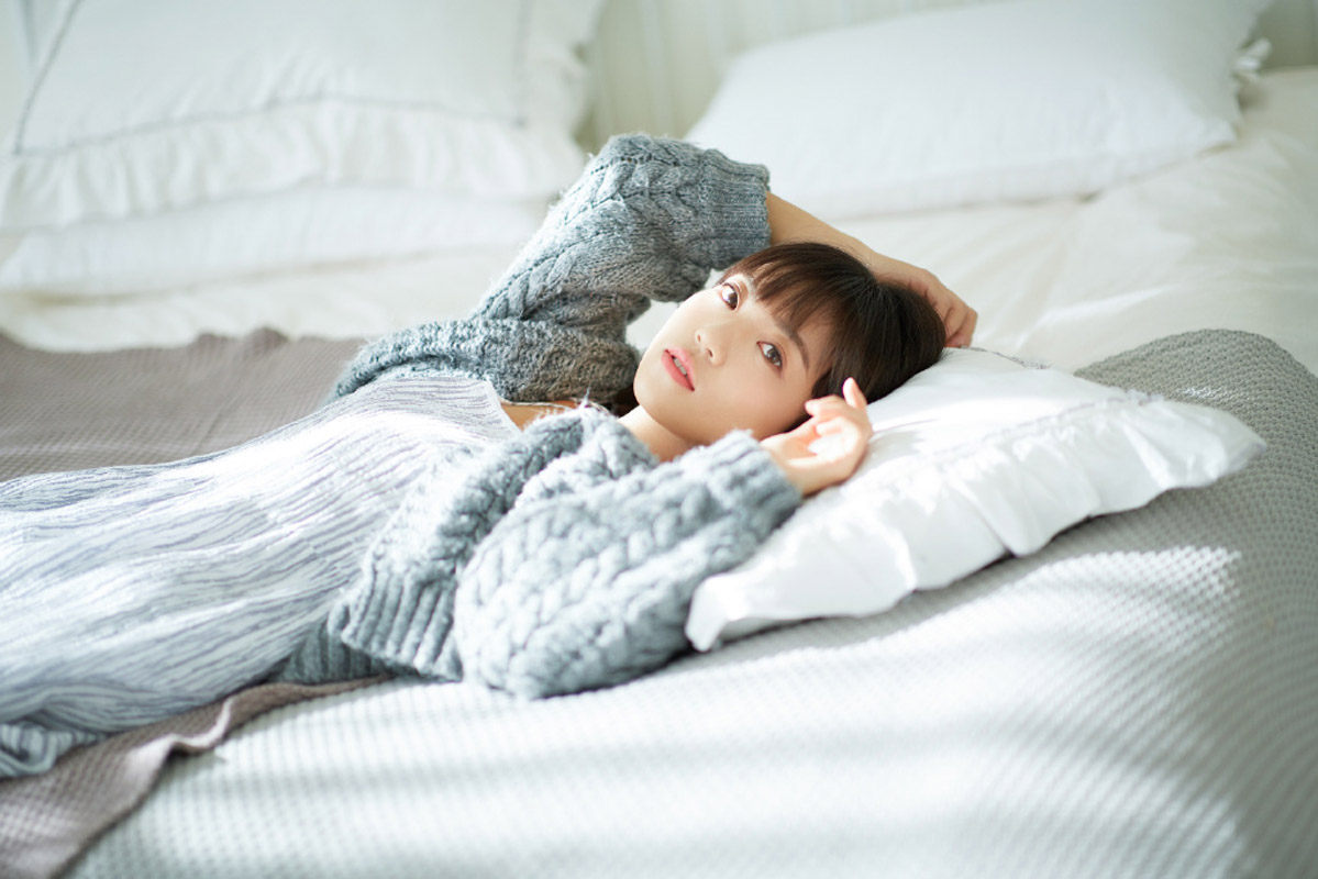 短发美女吊带裙性感诱人写真图片