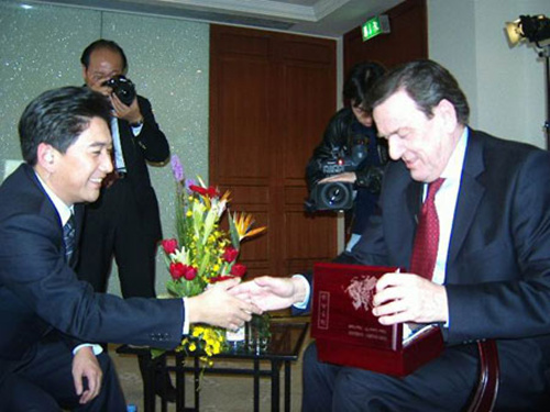 央视著名主持人,二婚娶小13岁娇妻,如今50岁生龙凤胎