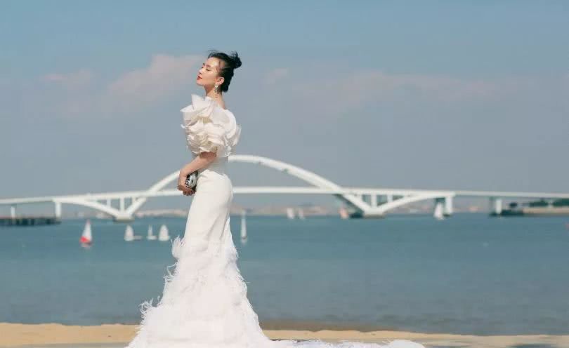 气质美女刘诗诗合影杀手又开始了，最新造型白色鱼尾裙明艳动人