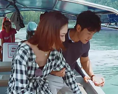 陈乔恩忘了前方有摄像机，俯身动作吓到导演，网友：下次多穿点