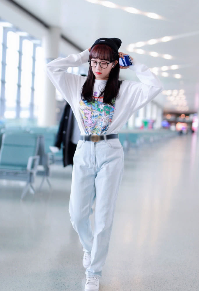 美女李子璇白T牛仔裤亮相机场,青春活力