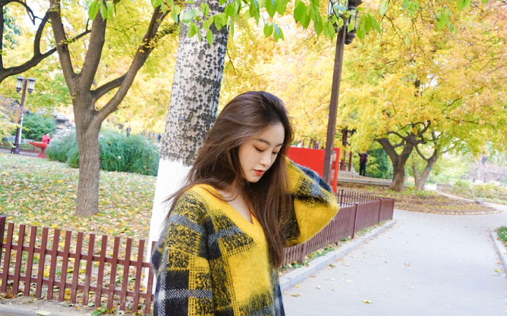 清纯美女祝绪丹清爽秋日街拍图片