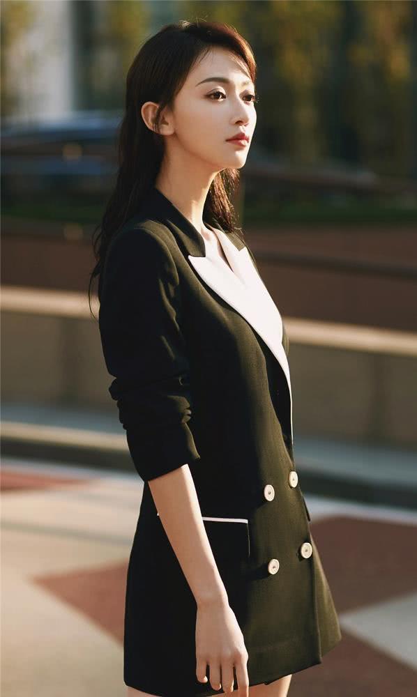 吴谨言的穿搭总透着气质美。除了颜值，发型和搭配同样很重要