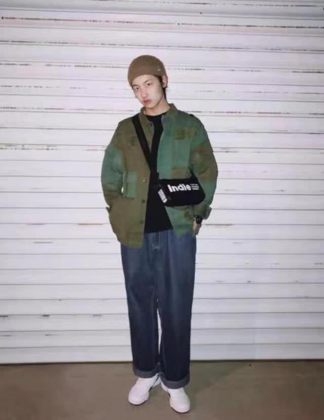 男女都百搭“斜挎包”,喜欢穿城市户外风的你,背上包包更加帅气