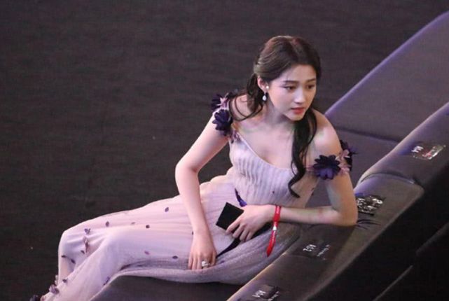 小美女关晓彤穿礼服躺在沙发上，粉丝偷拍镜头下，瞬间美成“人鱼”特效