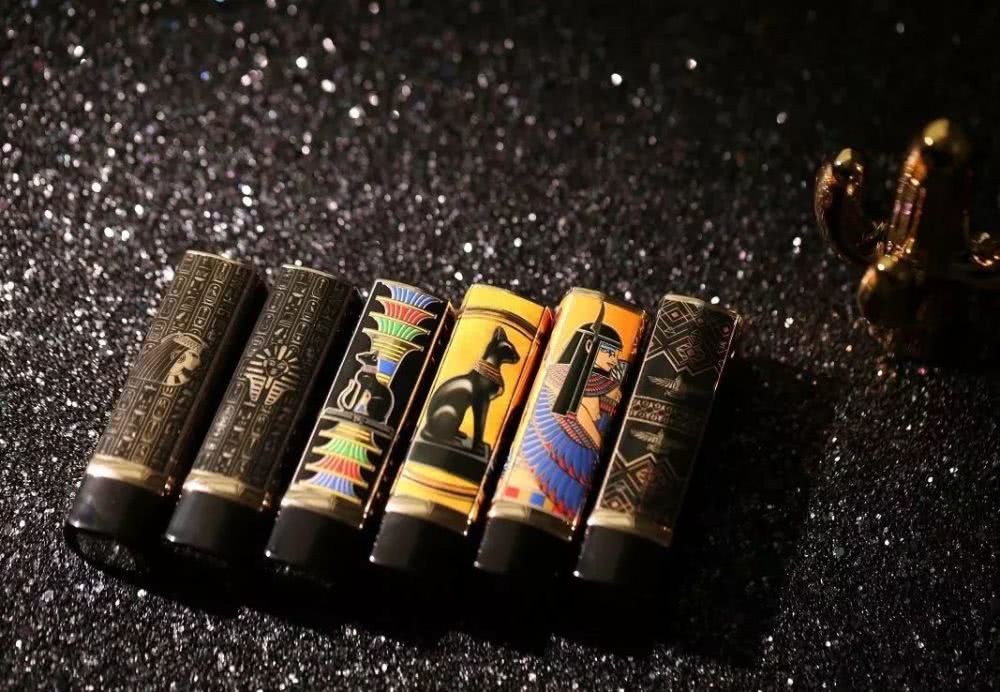 没想到周黑鸭的彩妆礼盒和香奈儿居然不分上下