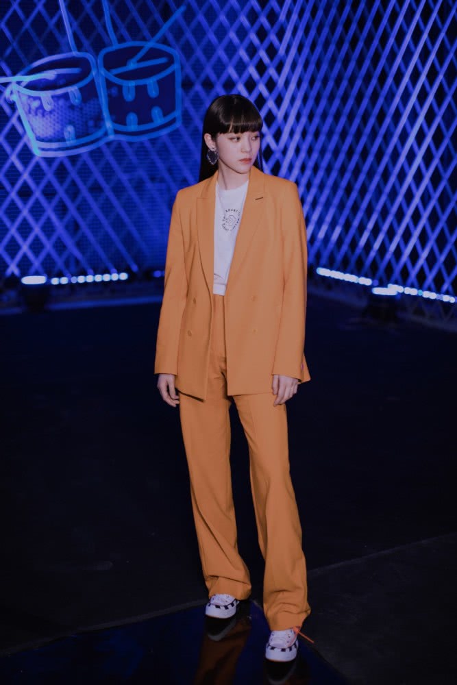 00后美女欧阳娜娜穿酒红色轻纱裙，露雪白美肩太有女人味