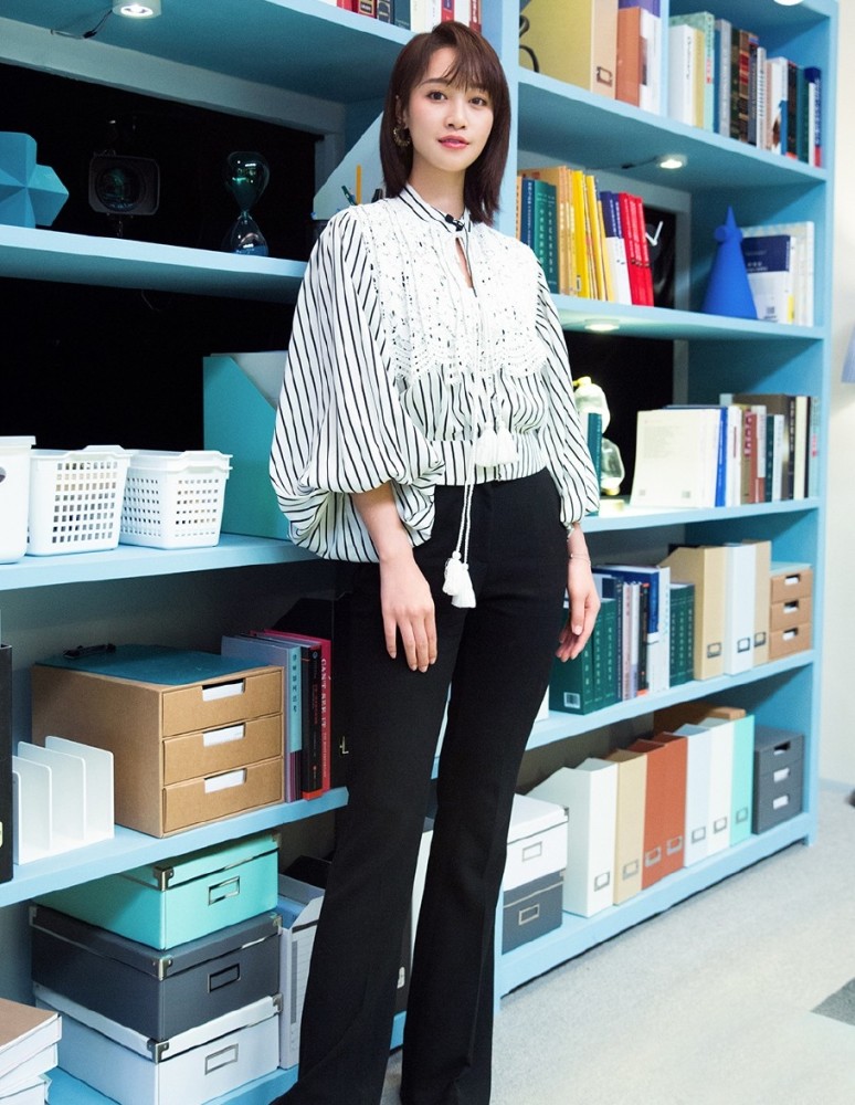 蓝盈莹穿亮片轻纱裙仙气逼人,太美丽