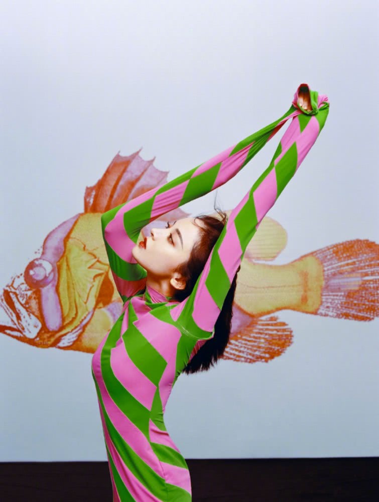 美女娜扎登时尚杂志,复古高马尾+高饱和色调,又纯又欲太精致