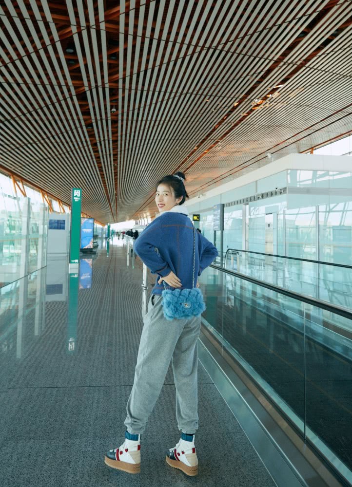美女周雨彤最新机场街拍：纯色针织衫+丸子头太有青春气息