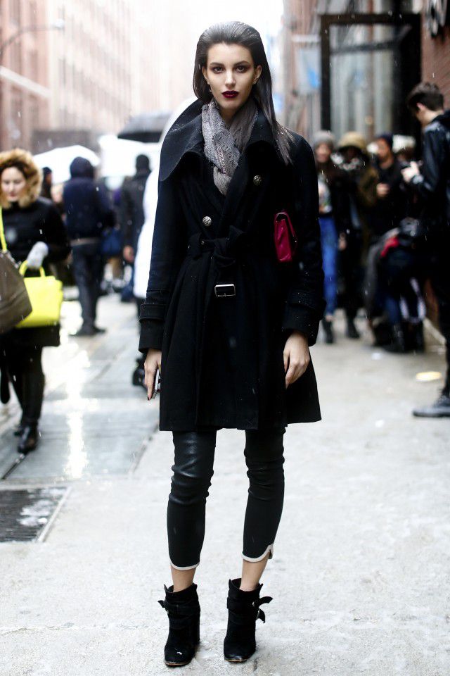 黑色外套配什么颜色打底衫，这样搭不会错