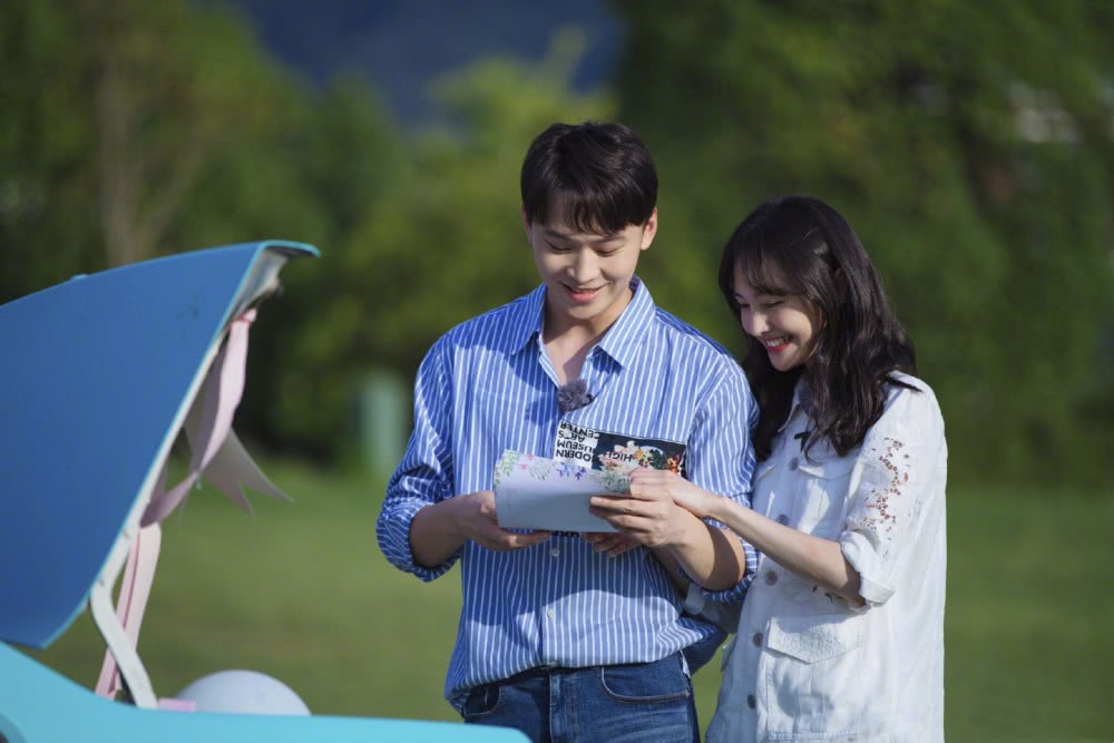 美女郑爽为张恒准备惊喜，烫卷发秀美腿太甜，乘热气球演绎浪漫大结局