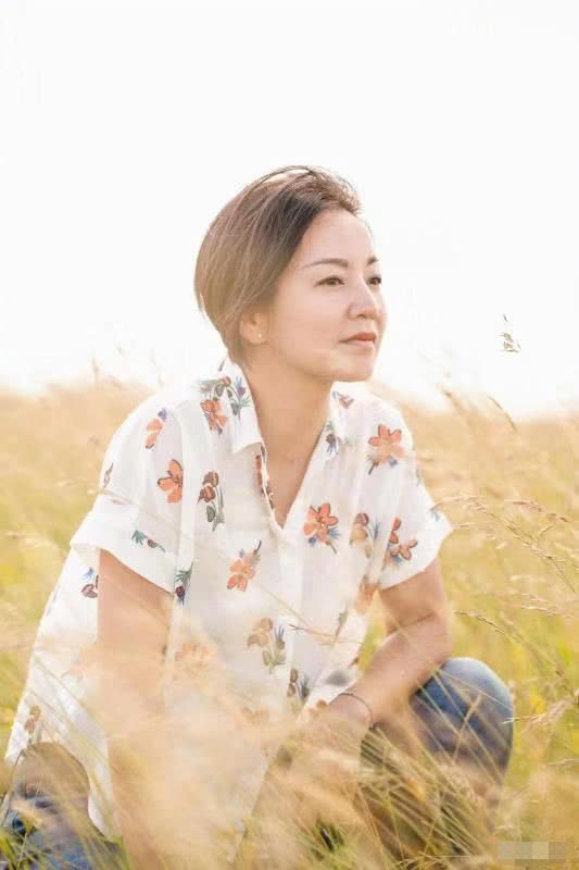 许久未见阿雅,惬意休闲装享受自然,41岁更具韵味