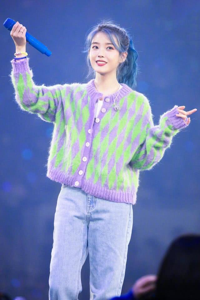 冬天穿出轻盈少女气质：这颜色的毛衣，吴谨言、吴昕、IU都在穿