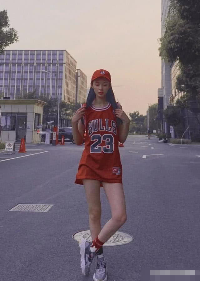 美女傅菁出门凹造型太随性，袜子穿错也不管，加鞋意外显腿长3公分