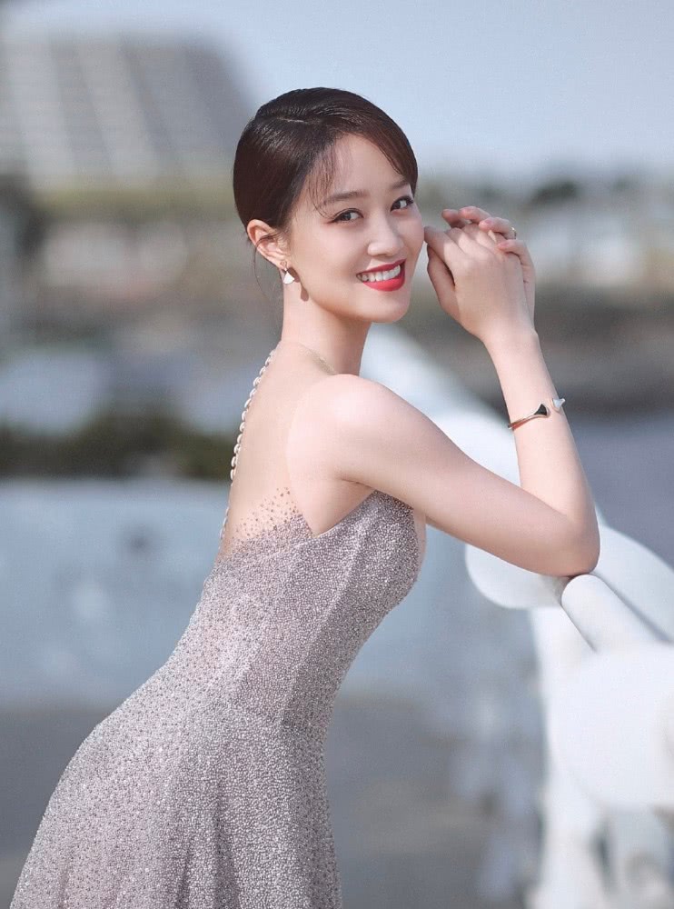 蓝盈莹穿亮片轻纱裙仙气逼人,太美丽