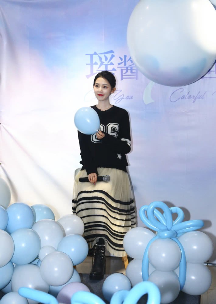 美女陈瑶穿连衣裙配针织马甲,温婉知性