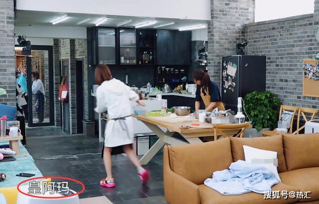 林心如多年再遇张铁林,激动呼喊皇阿玛,谁注意张铁林对她的称呼