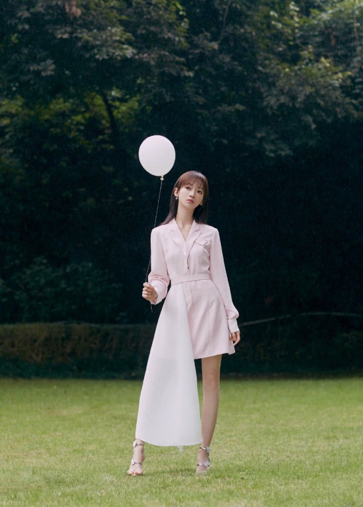 吴谨言小粉裙拼接白纱，穿得娇嫩似公主，配9千9的鞋更性感了