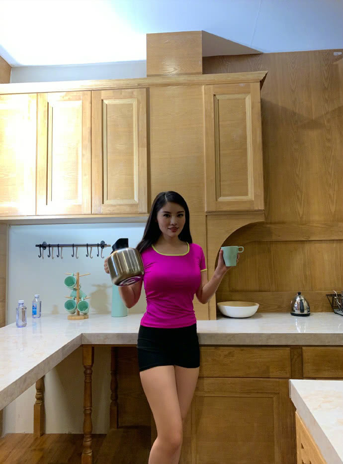 性感美女徐冬冬一袭深V裙太敢穿,微胖女孩果然才是真的极品